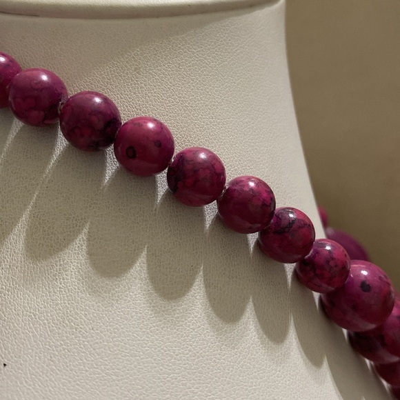 Unique speckled Purple Beaded Necklace - Picture 4 of 5